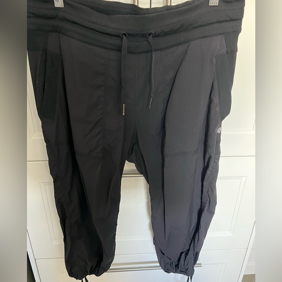 L5-🍋Lululemon🍋 dance studio crops. Black - Picture 3 of 9